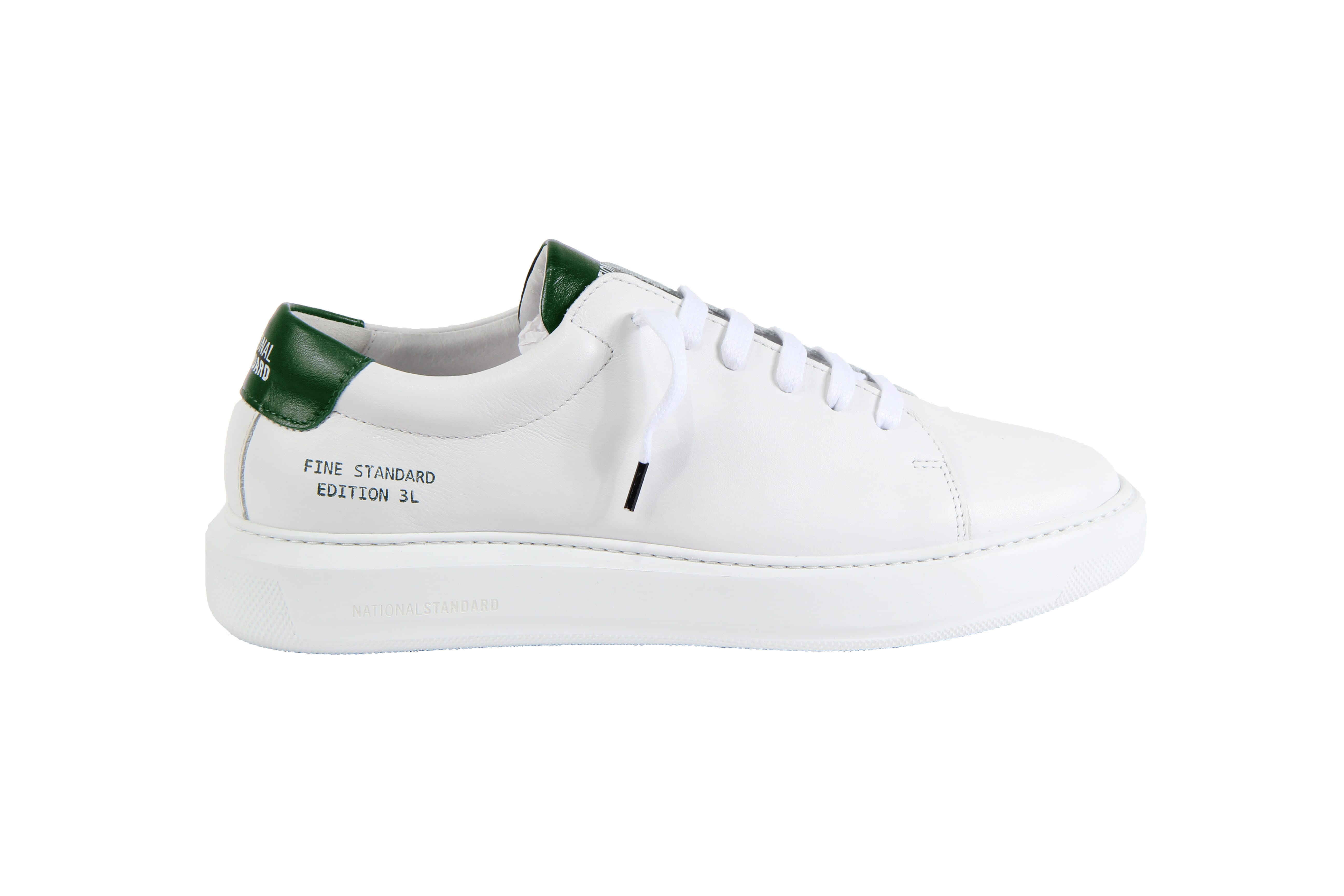 Chaussure blanche et discount verte